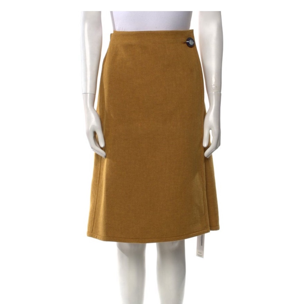 Trademark knee length skirt, size 6